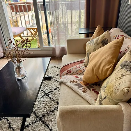With Balcony Near Metro L7 In Paris Appartement
